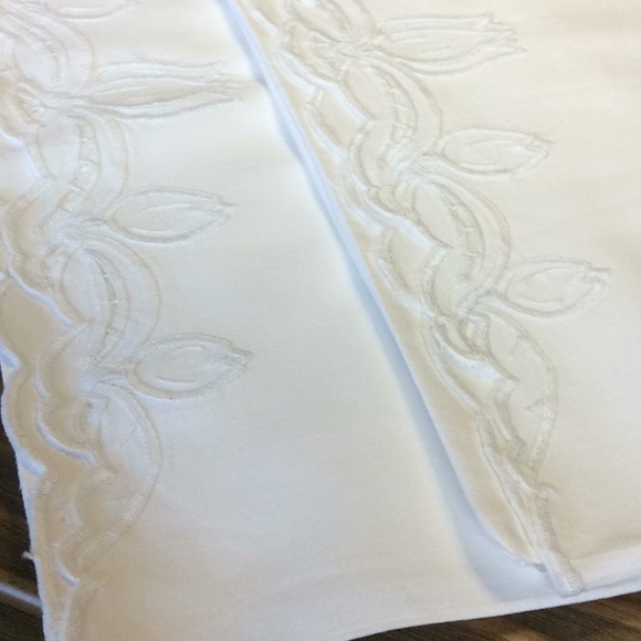 FINAL SALE PRICE Vintage White Tulip Design Pillow Case Set - Picture 2 of 5